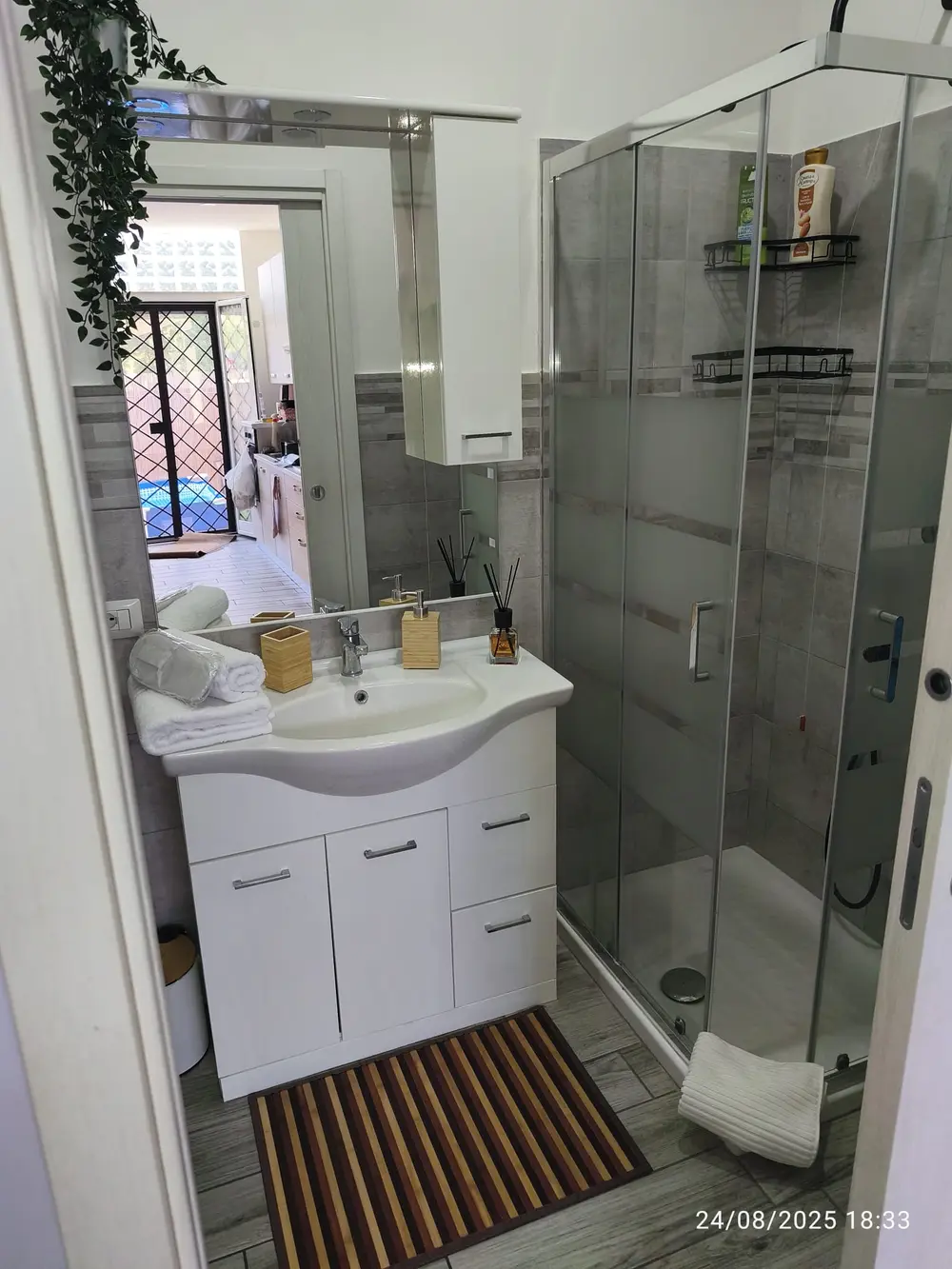 Bagno privato con doccia e biancheria