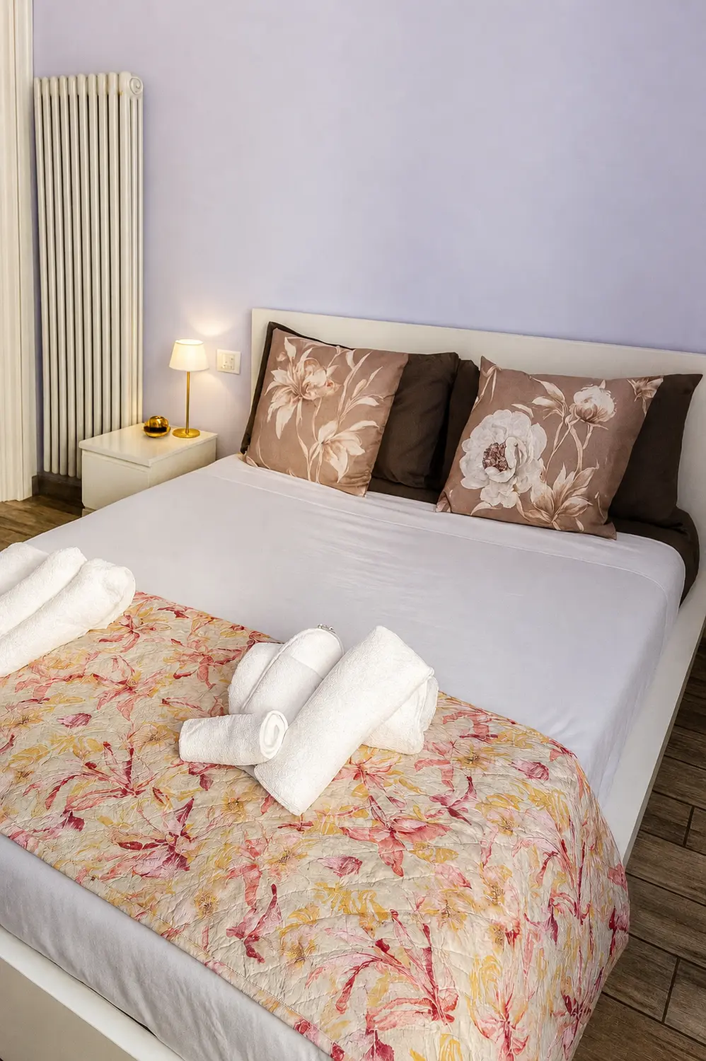Letto matrimoniale preparato con biancheria e asciugamani