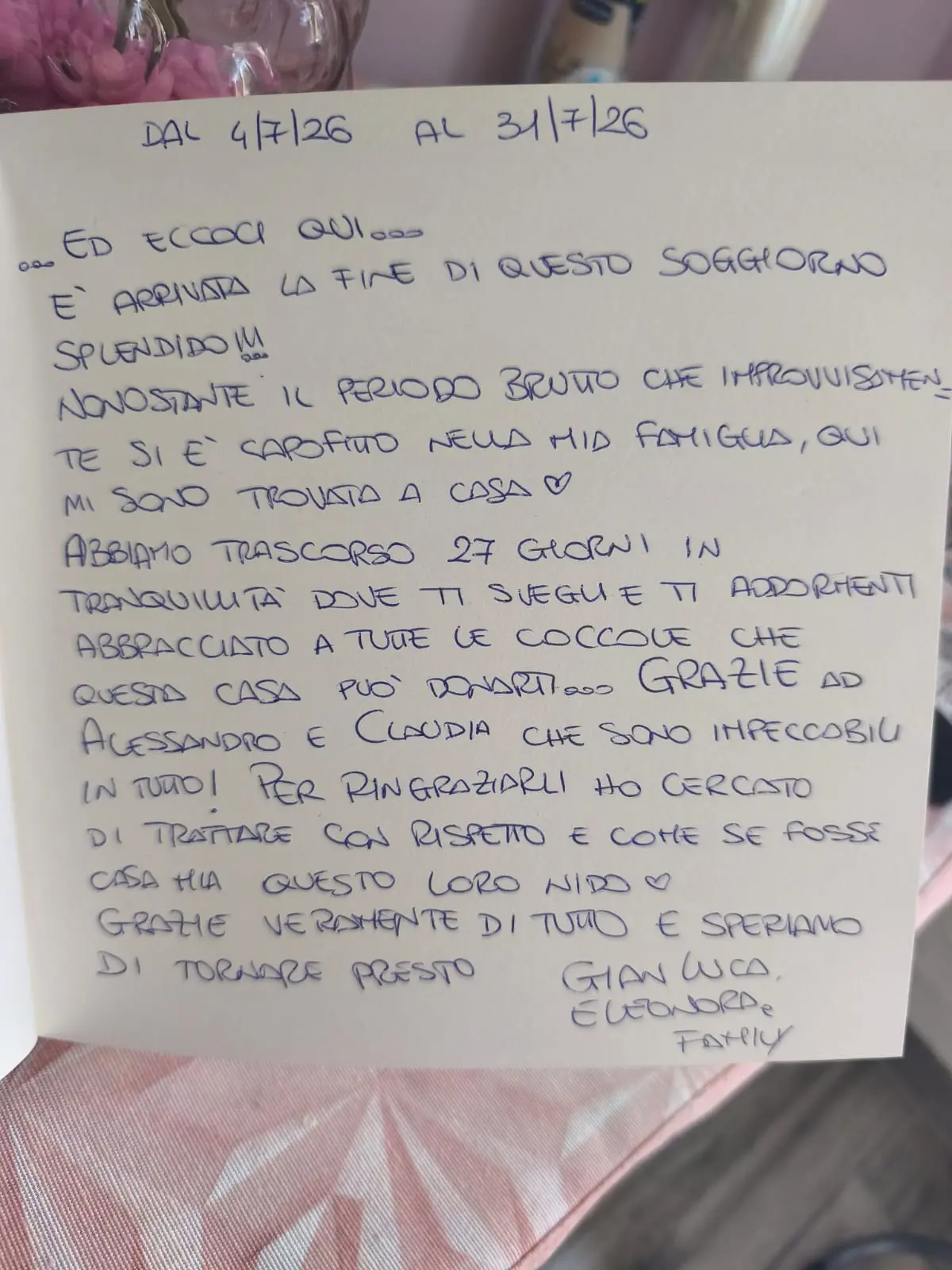 Recensione manoscritta di Gian Luca, Eleonora e famiglia nel libro degli ospiti