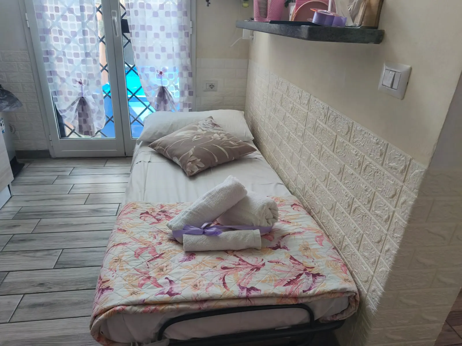 Posto letto singolo aggiuntivo preparato per l’ospite