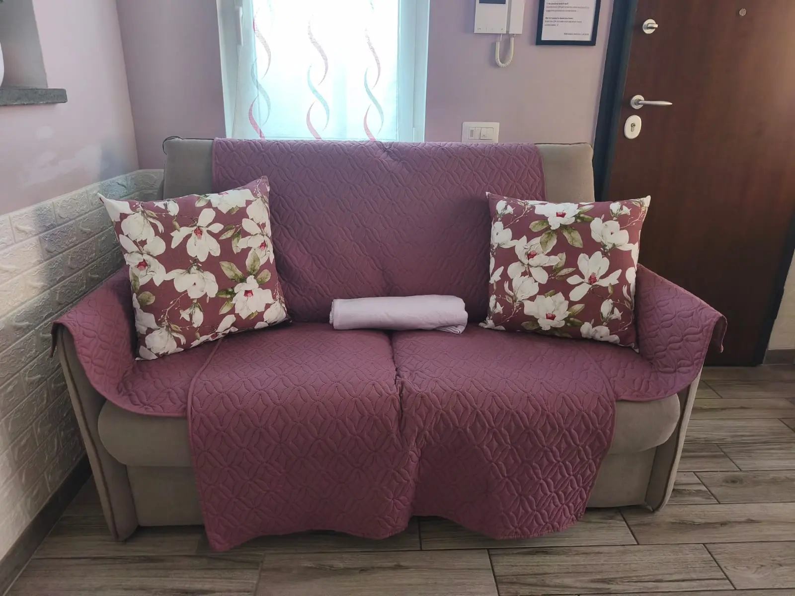 Divano letto matrimoniale preparato con biancheria
