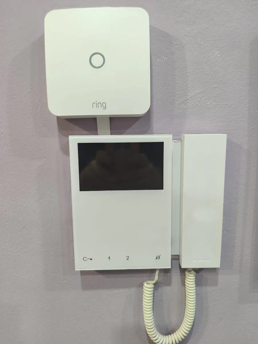 Videocitofono e sistema Ring presenti nella struttura